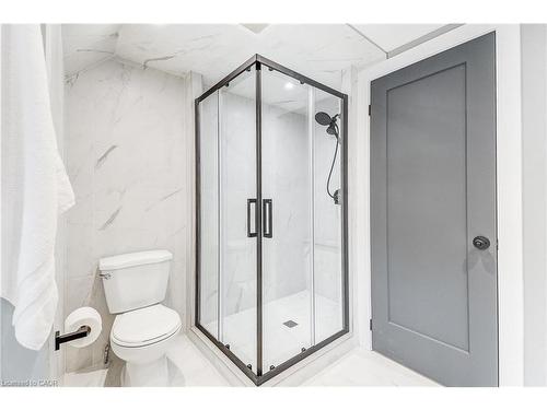 32 Cumberland Avenue, Hamilton, ON - Indoor Photo Showing Bathroom