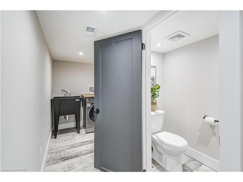 32 Cumberland Avenue, Hamilton, ON - Indoor Photo Showing Bathroom