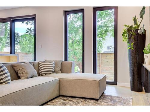 93 Oak Street, Cambridge, ON - Indoor Photo Showing Other Room