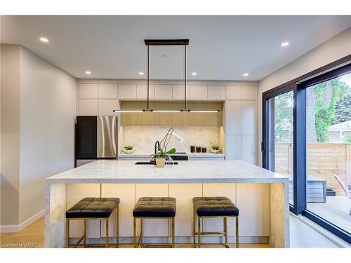 93 Oak Street, Cambridge, ON - Indoor Photo Showing Kitchen With Upgraded Kitchen