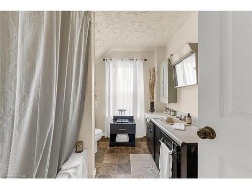 382 Beach Boulevard, Hamilton, ON - Indoor Photo Showing Bathroom