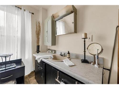 382 Beach Boulevard, Hamilton, ON - Indoor Photo Showing Bathroom