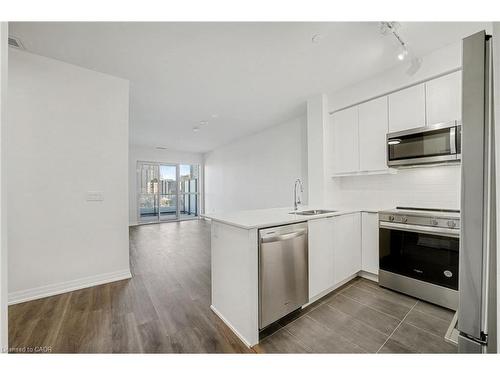 15 Watergarden Drive, Mississauga, ON - Indoor Photo Showing Kitchen With Upgraded Kitchen