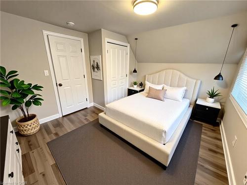 2-71 Barnesdale Boulevard, Hamilton, ON - Indoor Photo Showing Bedroom