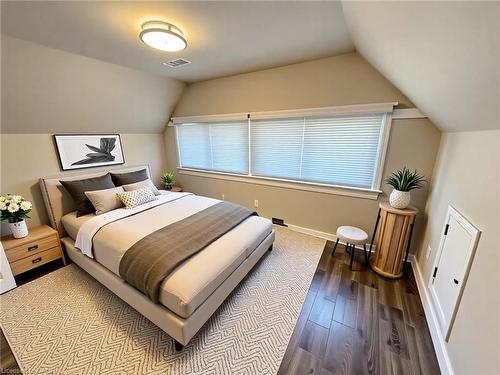 2-71 Barnesdale Boulevard, Hamilton, ON - Indoor Photo Showing Bedroom
