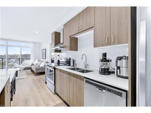 1310-15 Glebe Street, Cambridge, ON - Indoor Photo Showing Kitchen With Stainless Steel Kitchen With Double Sink With Upgraded Kitchen