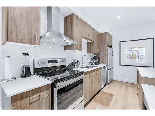 1310-15 Glebe Street, Cambridge, ON - Indoor Photo Showing Kitchen With Stainless Steel Kitchen With Double Sink
