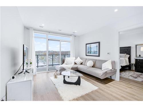 1310-15 Glebe Street, Cambridge, ON - Indoor Photo Showing Living Room