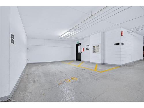 1310-15 Glebe Street, Cambridge, ON - Indoor Photo Showing Garage