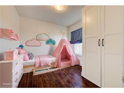 125 Melrose Avenue N, Hamilton, ON - Indoor Photo Showing Bedroom