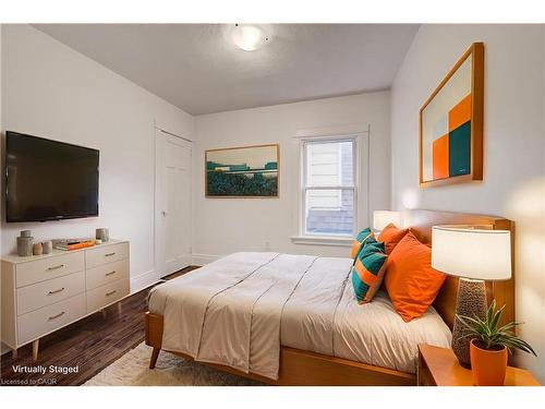 125 Melrose Avenue N, Hamilton, ON - Indoor Photo Showing Bedroom