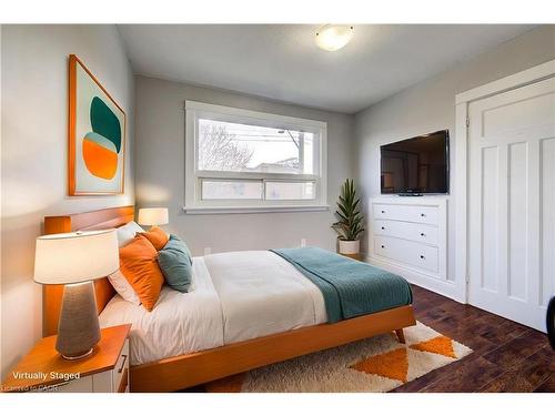 125 Melrose Avenue N, Hamilton, ON - Indoor Photo Showing Bedroom