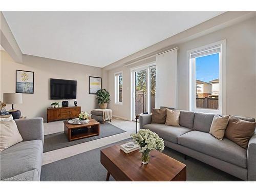 56-50 Pinnacle Drive, Kitchener, ON - Indoor Photo Showing Living Room