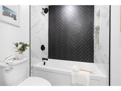 15 Mellenby Street, Hamilton, ON - Indoor Photo Showing Bathroom