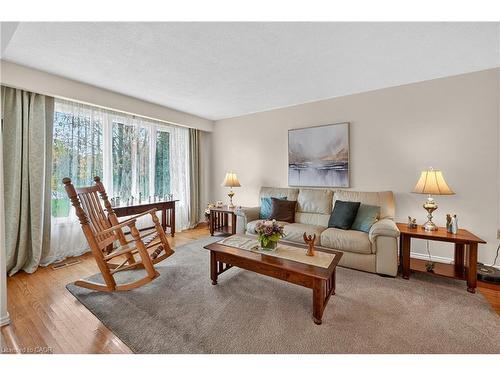 120 Kinross Street, Caledonia, ON - Indoor Photo Showing Living Room