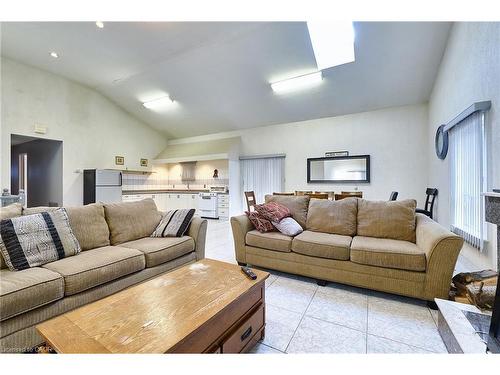 13 Balsam Avenue, Woodland Beach, ON - Indoor Photo Showing Living Room