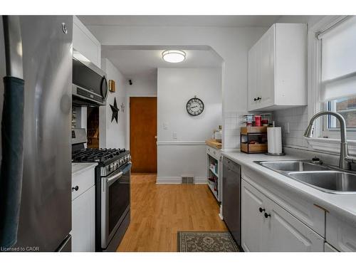 6782 Dorchester Road, Niagara Falls, ON - Indoor Photo Showing Kitchen With Double Sink