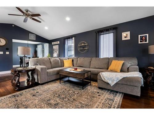 6782 Dorchester Road, Niagara Falls, ON - Indoor Photo Showing Living Room