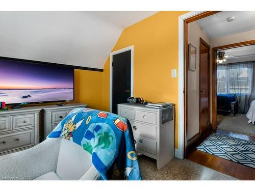 6782 Dorchester Road, Niagara Falls, ON - Indoor Photo Showing Bedroom