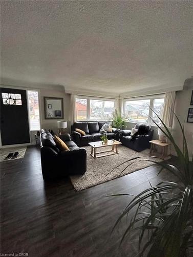 212 Millen Road, Hamilton, ON - Indoor Photo Showing Living Room