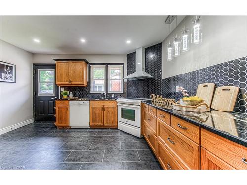 271 Bedford Road, Kitchener, ON - Indoor Photo Showing Kitchen