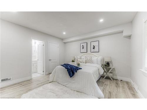 271 Bedford Road, Kitchener, ON - Indoor Photo Showing Bedroom
