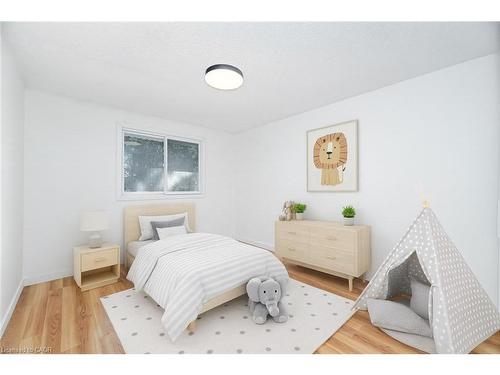 21 Horning Drive, Hamilton, ON - Indoor Photo Showing Bedroom