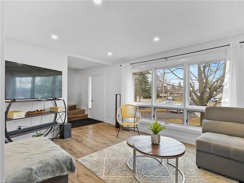 102 Dundee Drive, Caledonia, ON - Indoor Photo Showing Living Room