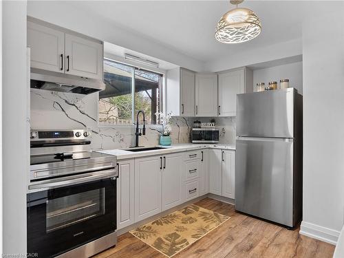 102 Dundee Drive, Caledonia, ON - Indoor Photo Showing Kitchen