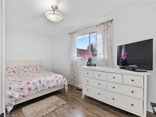 102 Dundee Drive, Caledonia, ON - Indoor Photo Showing Bedroom