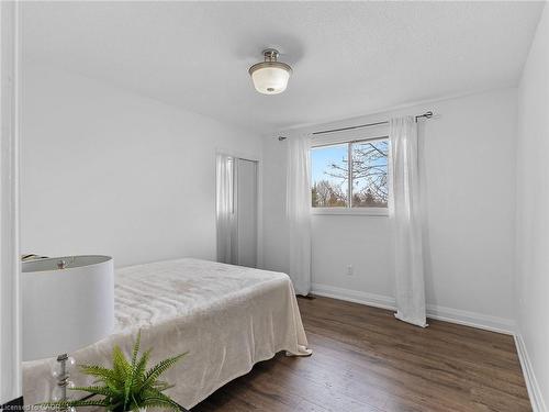 102 Dundee Drive, Caledonia, ON - Indoor Photo Showing Bedroom