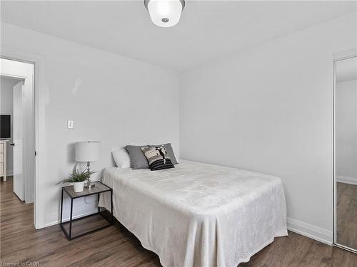 102 Dundee Drive, Caledonia, ON - Indoor Photo Showing Bedroom