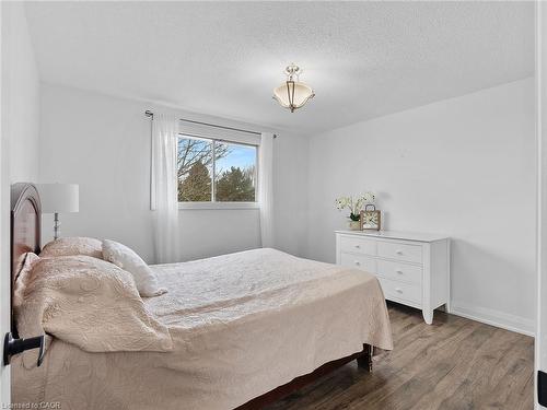 102 Dundee Drive, Caledonia, ON - Indoor Photo Showing Bedroom