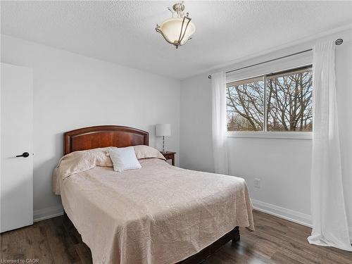 102 Dundee Drive, Caledonia, ON - Indoor Photo Showing Bedroom