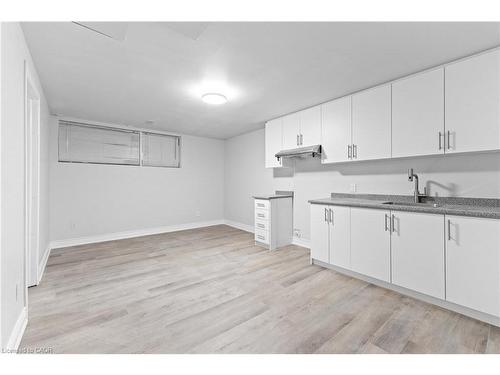 366 Dale Crescent, Waterloo, ON - Indoor Photo Showing Kitchen