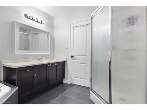 16 Weathering Highway, Stoney Creek, ON - Indoor Photo Showing Bathroom