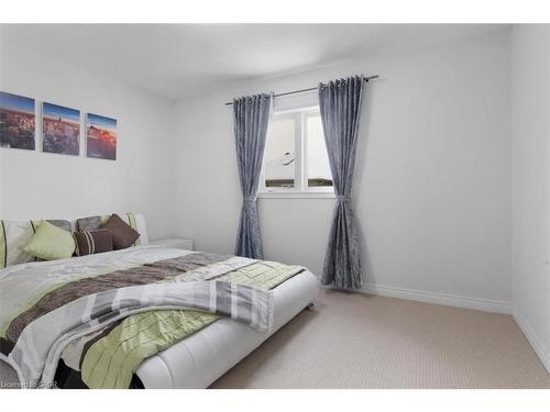 16 Weathering Highway, Stoney Creek, ON - Indoor Photo Showing Bedroom
