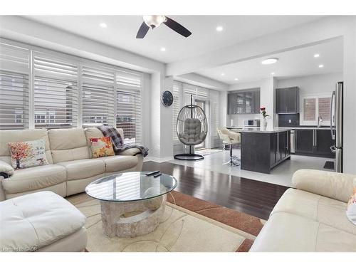 16 Weathering Highway, Stoney Creek, ON - Indoor Photo Showing Living Room