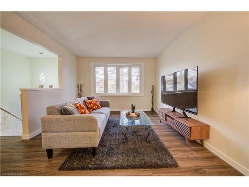 48 Mark Crescent, Cambridge, ON - Indoor Photo Showing Living Room
