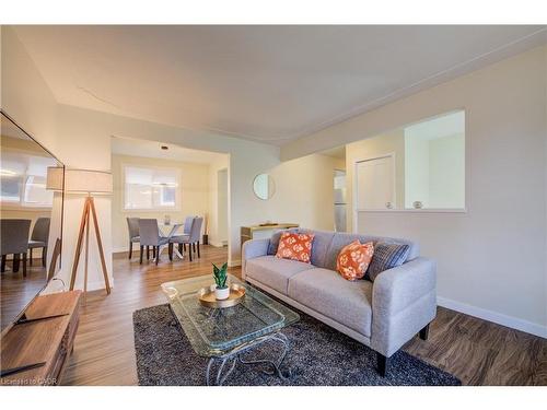 48 Mark Crescent, Cambridge, ON - Indoor Photo Showing Living Room