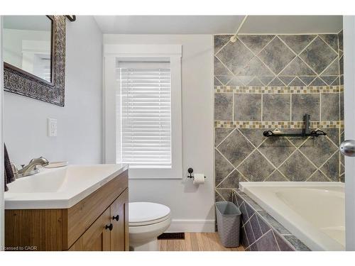 16 Edison Street, Hamilton, ON - Indoor Photo Showing Bathroom