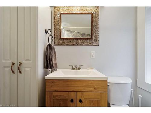 16 Edison Street, Hamilton, ON - Indoor Photo Showing Bathroom