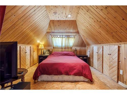 16 Edison Street, Hamilton, ON - Indoor Photo Showing Bedroom