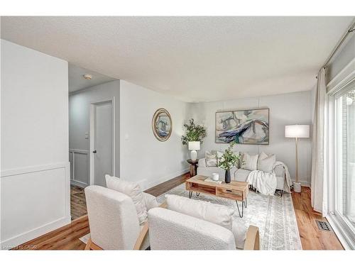 39 Southwood Drive, Kitchener, ON - Indoor Photo Showing Living Room