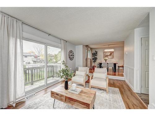 39 Southwood Drive, Kitchener, ON - Indoor Photo Showing Living Room