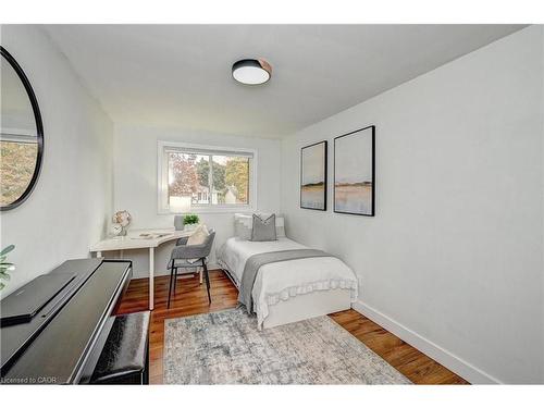39 Southwood Drive, Kitchener, ON - Indoor Photo Showing Bedroom