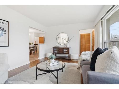 131 Nash Road N, Hamilton, ON - Indoor Photo Showing Living Room