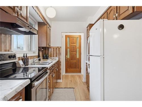 131 Nash Road N, Hamilton, ON - Indoor Photo Showing Kitchen With Double Sink