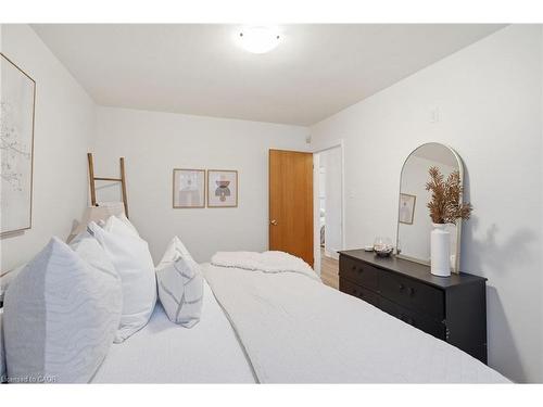 131 Nash Road N, Hamilton, ON - Indoor Photo Showing Bedroom