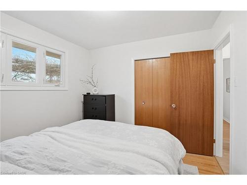 131 Nash Road N, Hamilton, ON - Indoor Photo Showing Bedroom